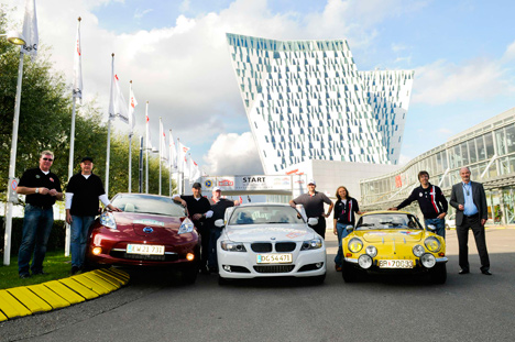 Vinderne i Oresund Rally: Tim Svanholt og Bjarne Kristensen i Nissan LEAF: bedste elbil. Morten Karl og Egon Brøndum i BMW 320d: bedste brændstofoptimerede bil. Henning Jørstad og Tine Hallre i Alpine Renault A110 fra 1977 bedste klassiske bil. De flankeres af K G Schildt, Svenska Bilsportförbundet og løbets event organizer, Michael Eisenberg.
(Foto: Jokum Tord Larsen)
